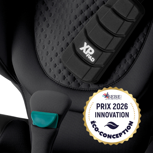 Close-up das cadeiras auto com encosto alto Britax Römer KIDFIX PRO, destacando o logotipo Eco-Design Innovation 2026 Award e o exclusivo relevo em 3D em forma de estrela da LUX collection.